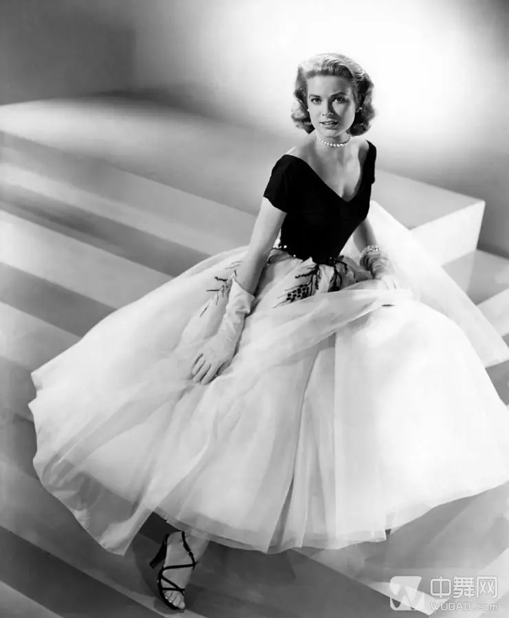 Винтажное платье с открытыми плечами длиной до середины икры изящное Белое и