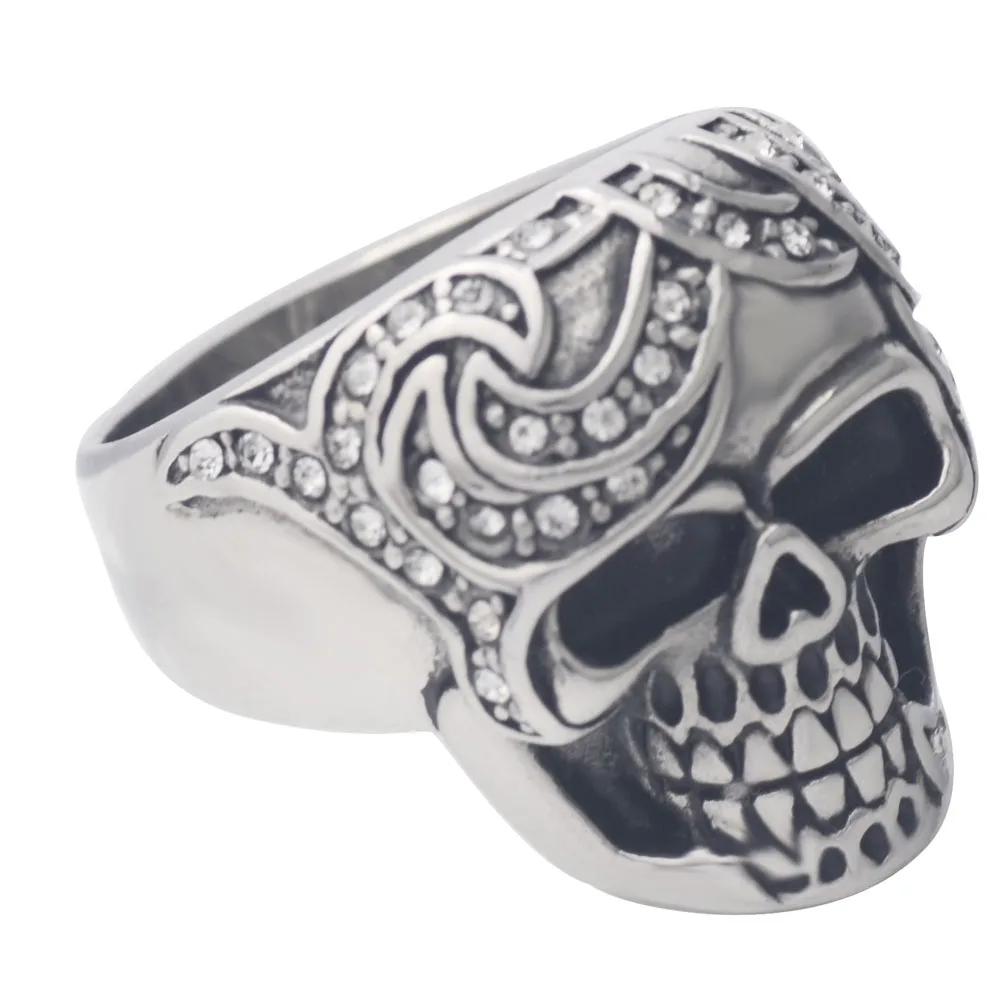 Мужское серебряное кольцо с черным черепом украшенное искусственным цирконием