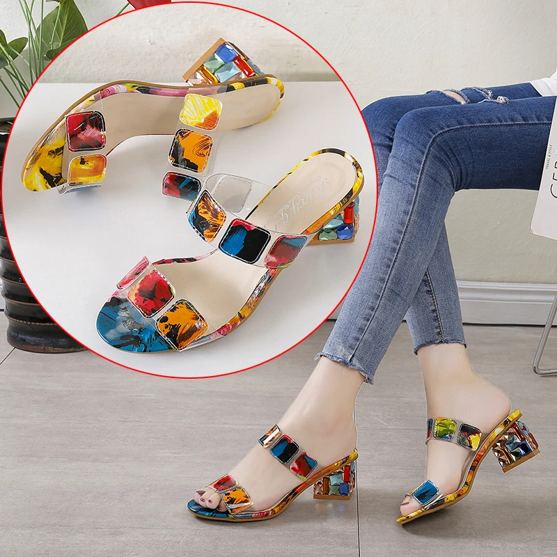 Летние женские босоножки на не сужающемся книзу массивном каблуке с открытым