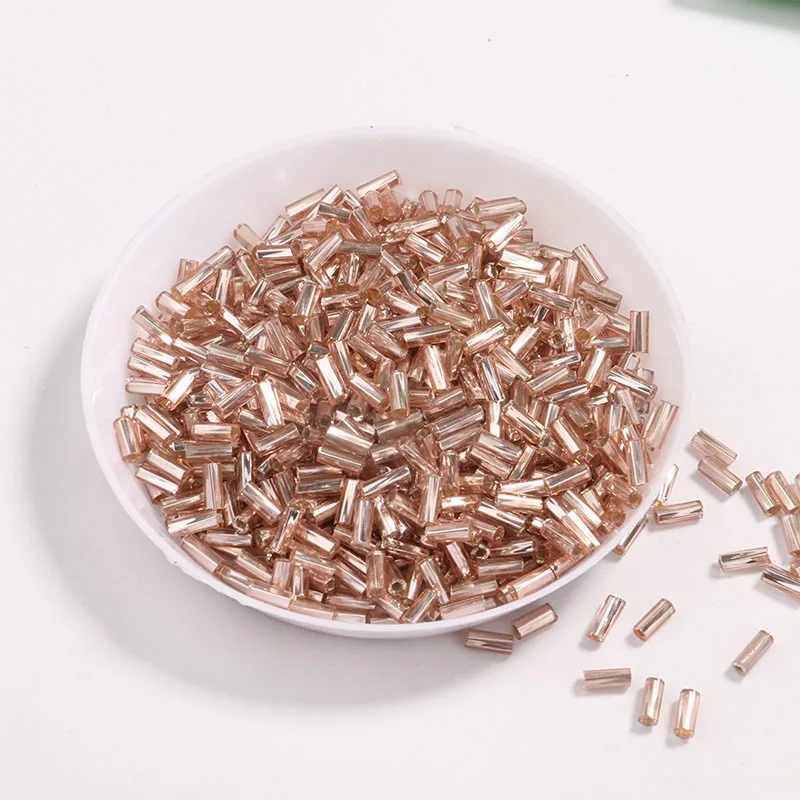 600 шт./упак. 2x4 мм золото Стекло SeedBeads с серебряной нитью бледно палевого цвета