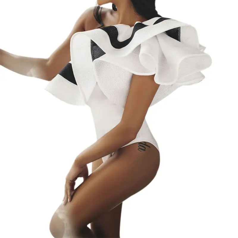 Женское боди с открытыми плечами черный облегающий комбинезон оборками летний