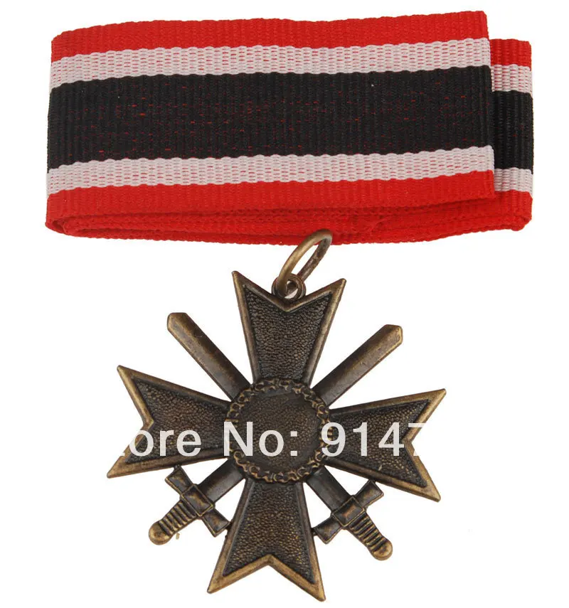 Значок со шпагами и лентой времен Второй мировой войны Немецкий крест