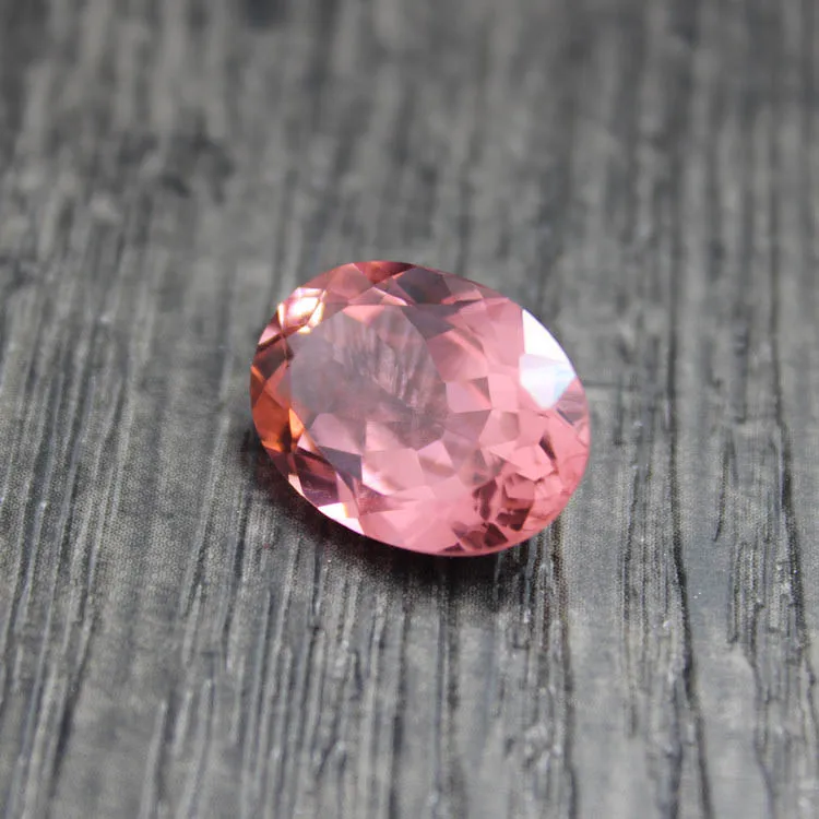 Драгоценный камень морганит. Гранатит. Розовый камень. Розовый драгоценный камень.