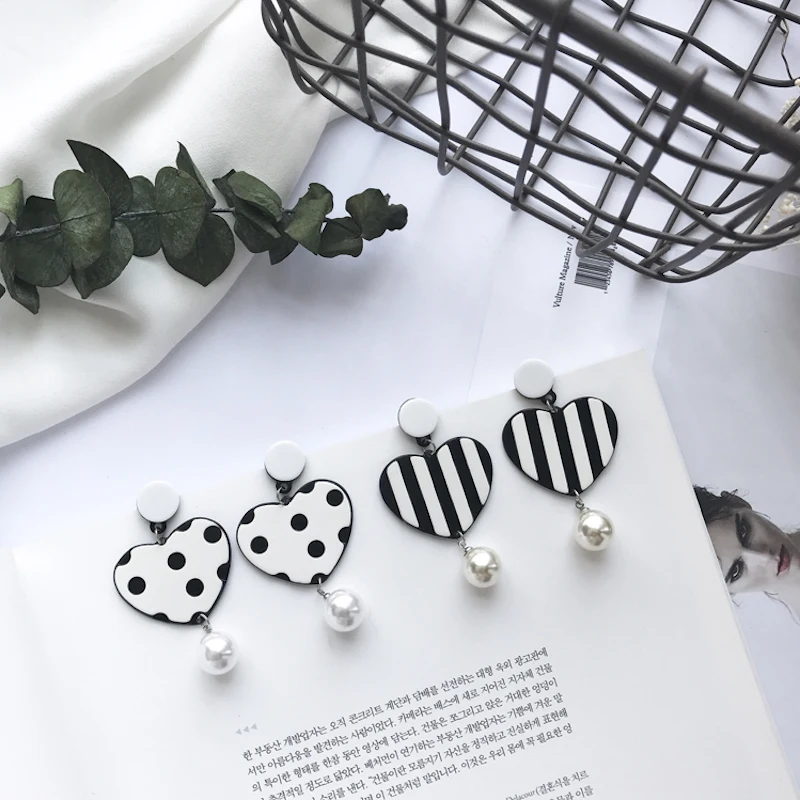 Новинка 2017 года корейский Мода акриловые полоса точка в сердце Серьги имитация