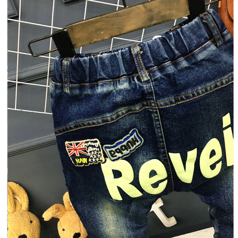 Джинсы для мальчиков с надписью 2020 модные джинсы на весну и осень детские