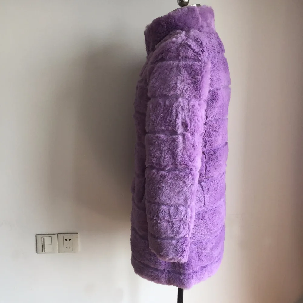 Женская кожаная куртка с воротником-стойкой и отделкой из натурального меха |