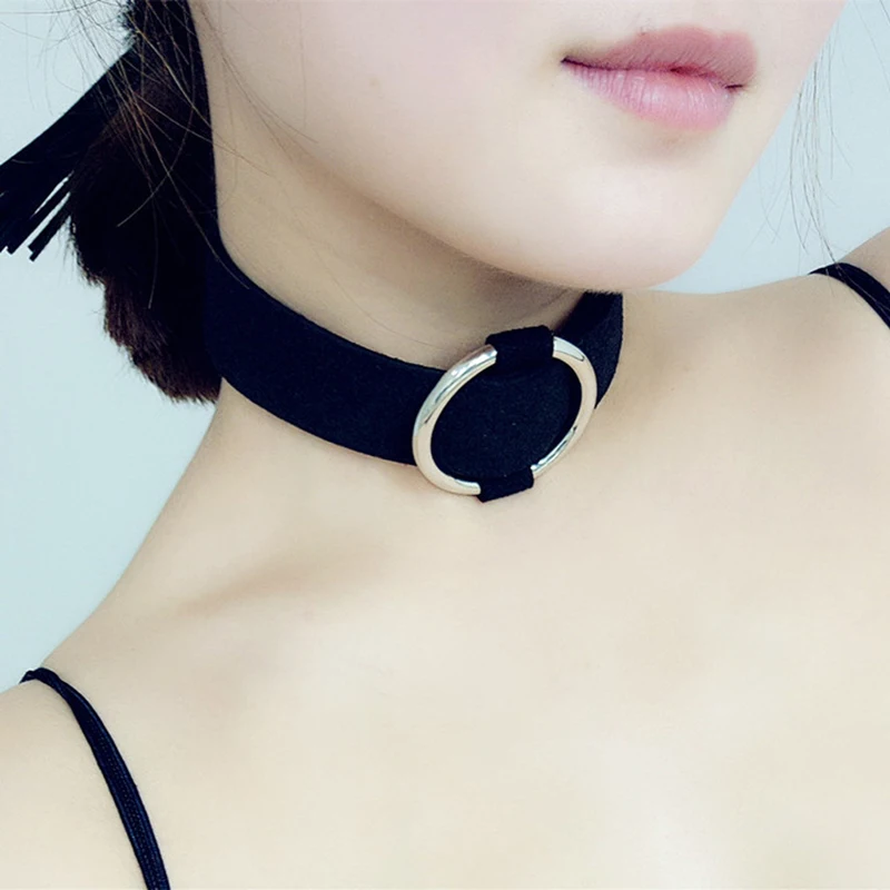 чокер толстый. чокер на шею. чоппер на шею украшение. ленточка черного цвета носимая на шее. украшение на шею.