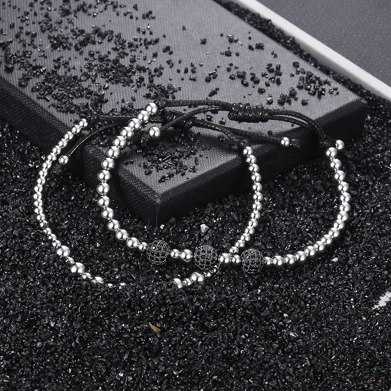 Набор из 2-х черных браслетов на мужскую руку с кубическим цирконием, бусинами из нержавеющей стали и растяжкой для удобства ношения, серебристого цвета. Товар доступен для дропшиппинга. (Перевод может незначительно отличаться в зависимости от контекста.)