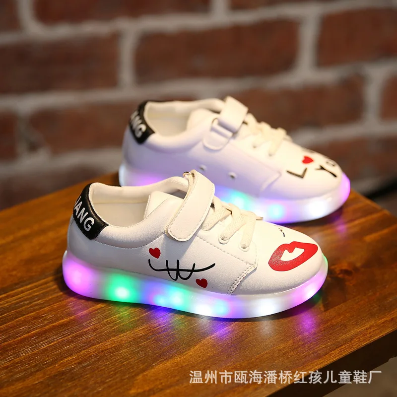 

The New Children 's Sports and Leisure Shoes Light USB LED Lamp Lighting Luminous Children' s Shoes handpainted graffiti YXX