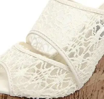 Босоножки женские на танкетке кружевные сандалии с вырезами высоком каблуке