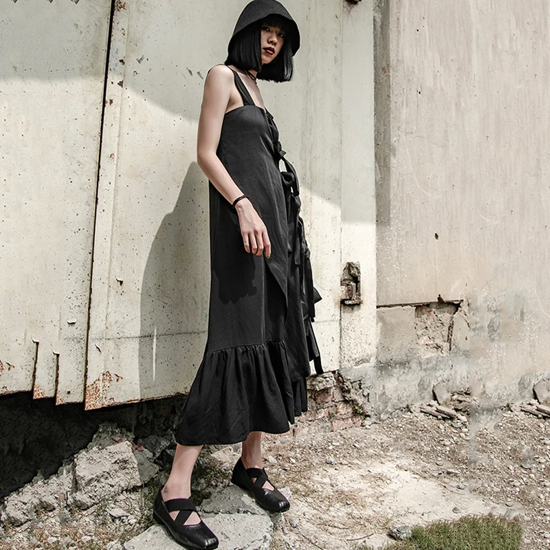 [EAM] New Spring Summer Spaghetti Strap Sleeveless Black Ruffles Split Joint Long Temperament Dress Women Fashion JW631
