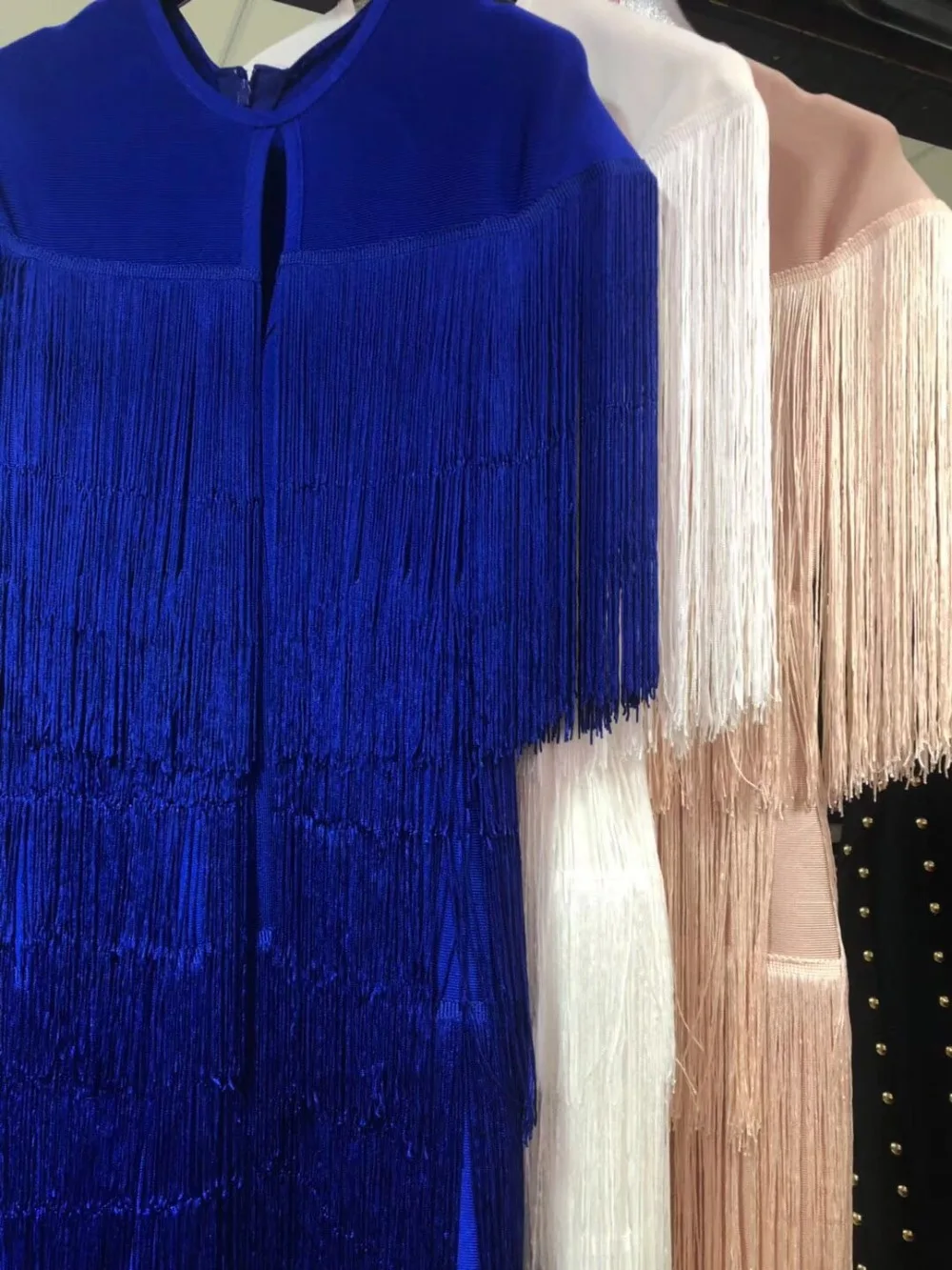 Женское платье с бахромой голубое/белое/розовое круглым вырезом и