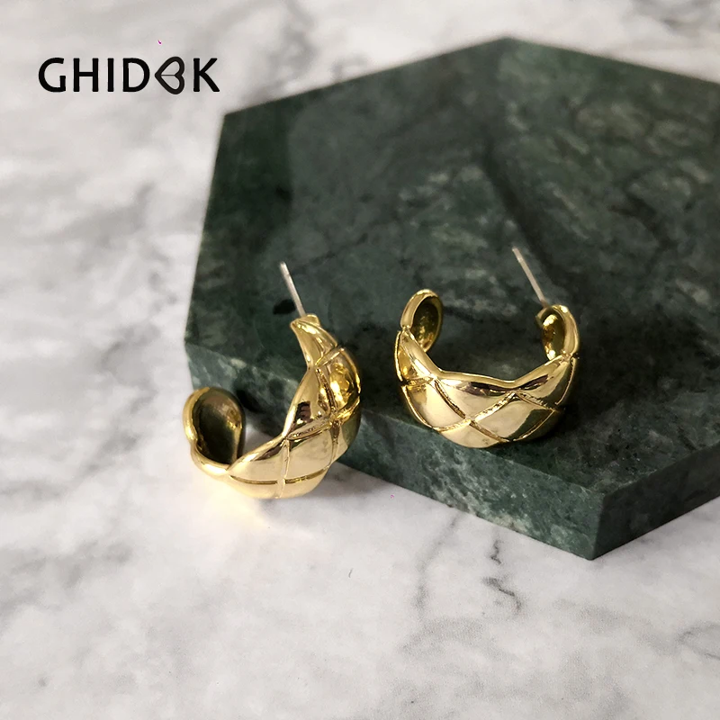 GHIDBK красивые широкие серьги гвоздики с ромбовидной решеткой минималистичные