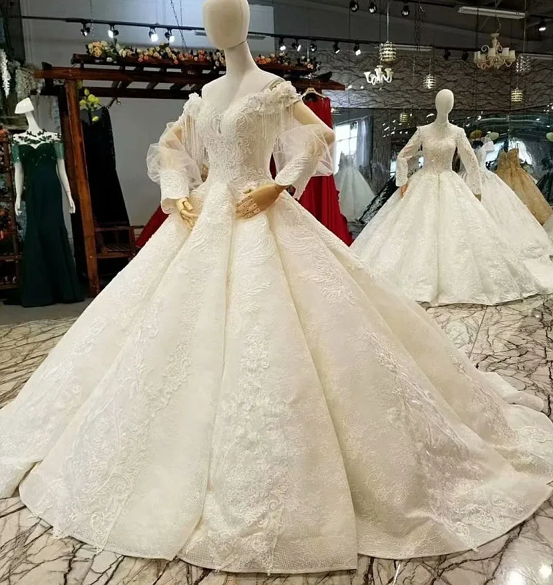 Винтажное бальное платье с жемчугом и кисточками королевским шлейфом
