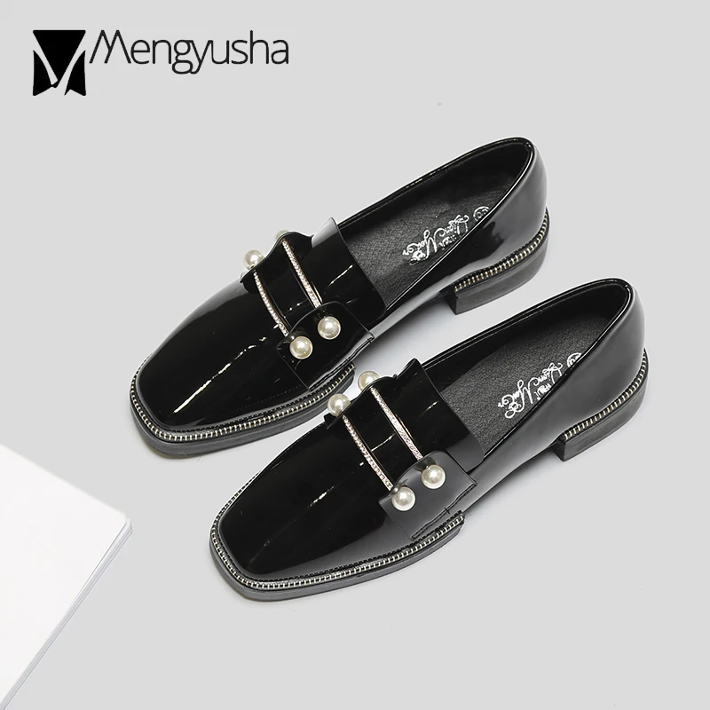 Женская обувь в британском стиле украшенная жемчужинами и кристаллами