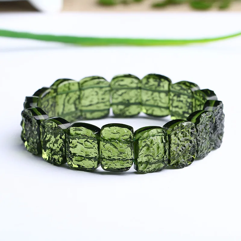 Естественный Moldavite зеленый аэролиты Чешский метеоритов с украшением в виде