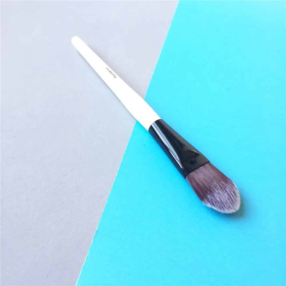 Bd beauty Кисть для основы с деревянной ручкой-весло в форме безупречной отделки