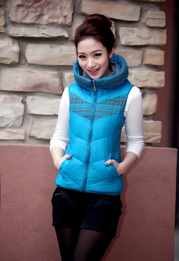 Женский хлопковый жилет с капюшоном Приталенный воротником стойкой и надписью