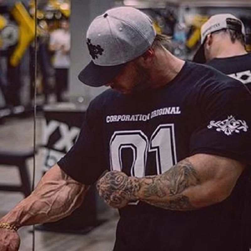 Новая хлопковая Футболка Для мужчин дышащая футболка для мужчин Gyms футболка Для мужчин Фитнес с подкладкой с принтом на лето тренажерные залы плотно прилегающий Топ черный, белый цвет