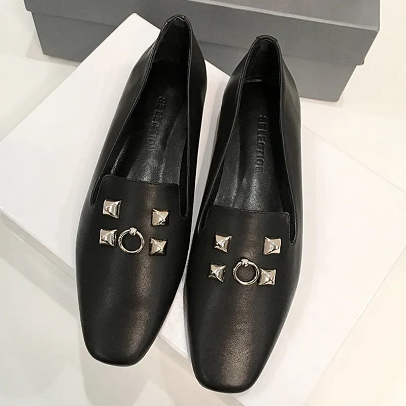 Женские лоферы из натуральной кожи без шнуровки на плоской подошве с заклепками