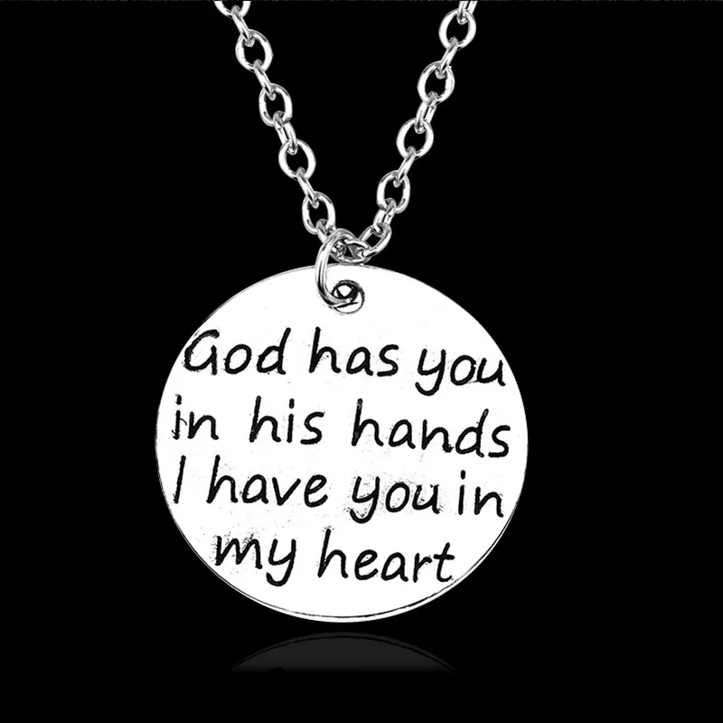 Женское ожерелье с подвеской God Has You In His Hands вдохновленное надписью модное для