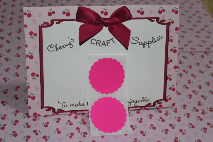 Неоновая розовая зубчатая круглая наклейка 5 см