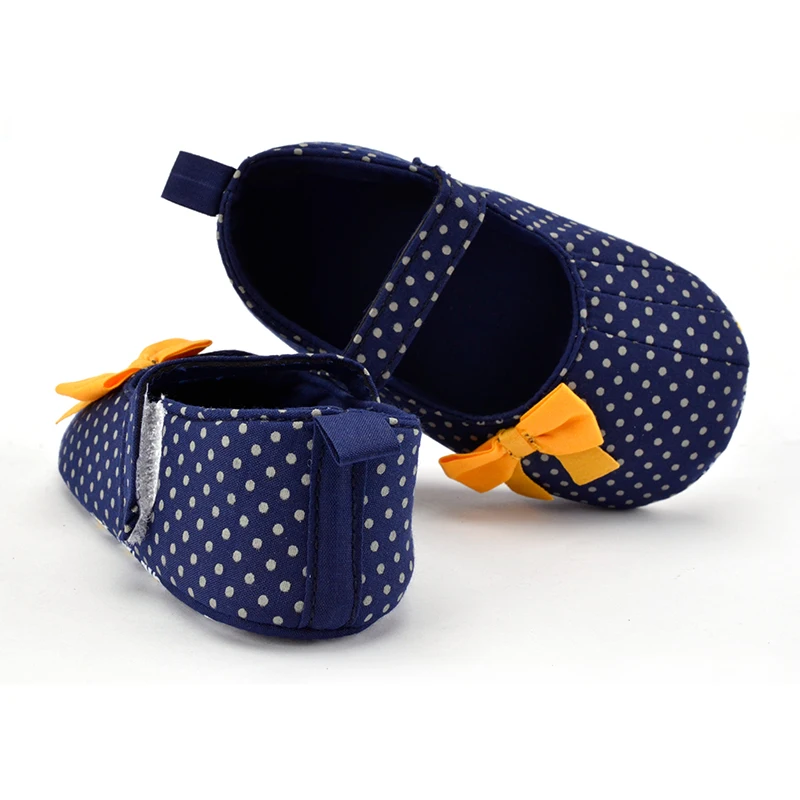 Обувь в горошек с желтым бантом-бабочкой для новорожденных девочек нескользящая