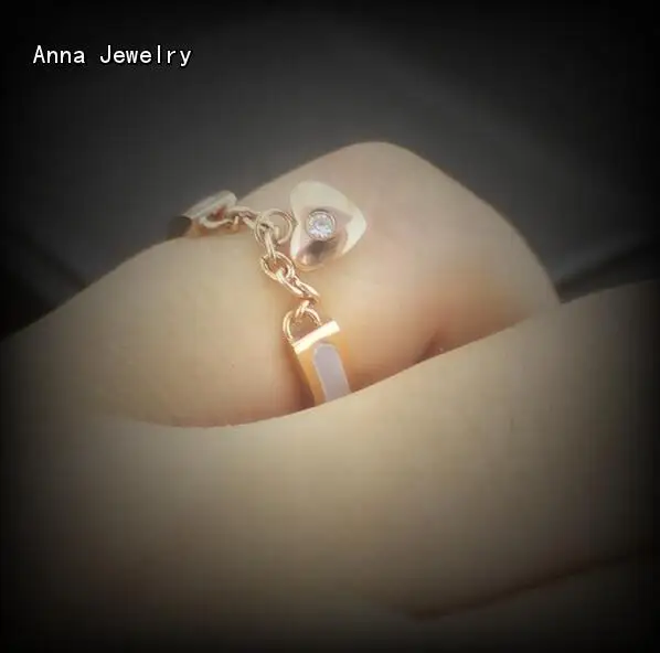 Кольцо в романтическом стиле с сердечком розовое золото сталь белым корпусом.