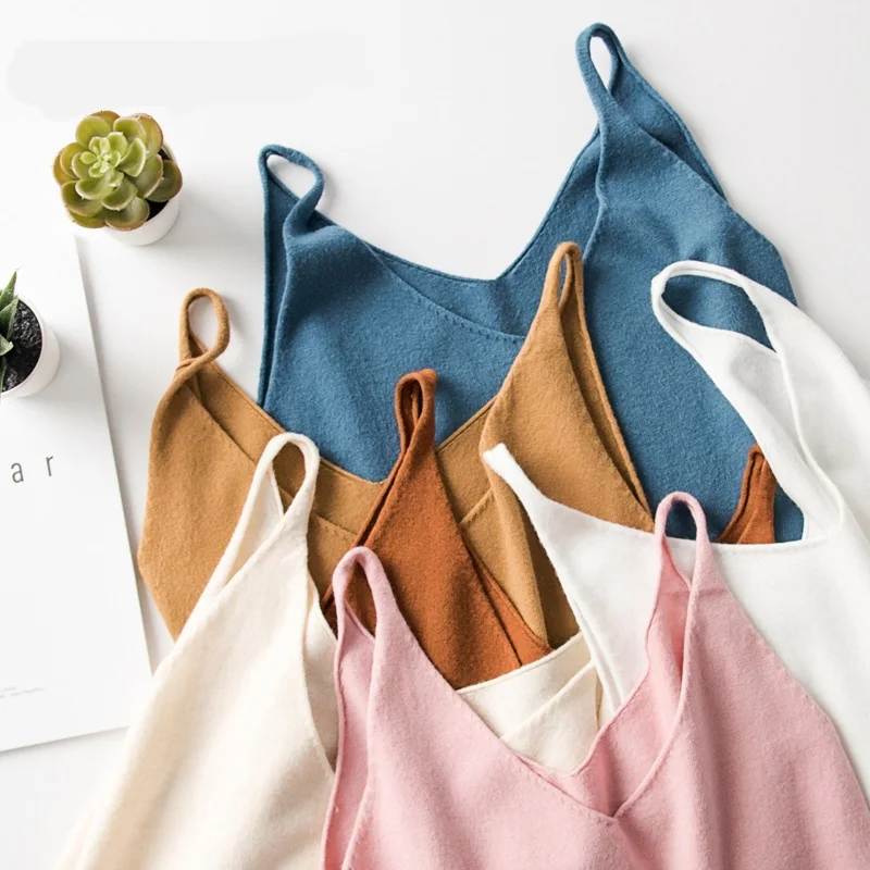 Женский трикотажный топ без рукавов белая майка с V образным вырезом лето