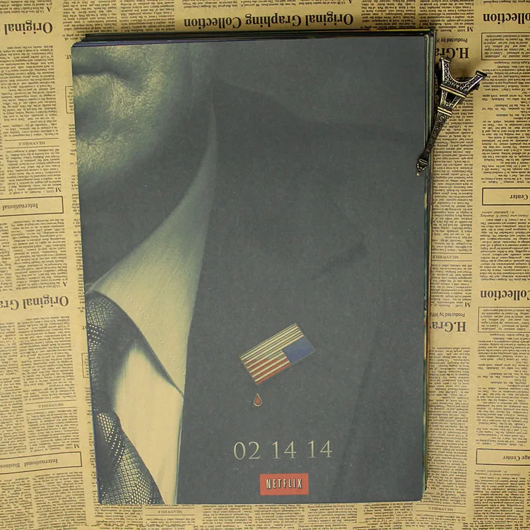 Плакат фильма "Дом из карточек" в ретро-стиле классического американского телевизионного фильма, пропаганда глобального пожара, стикер на стену.