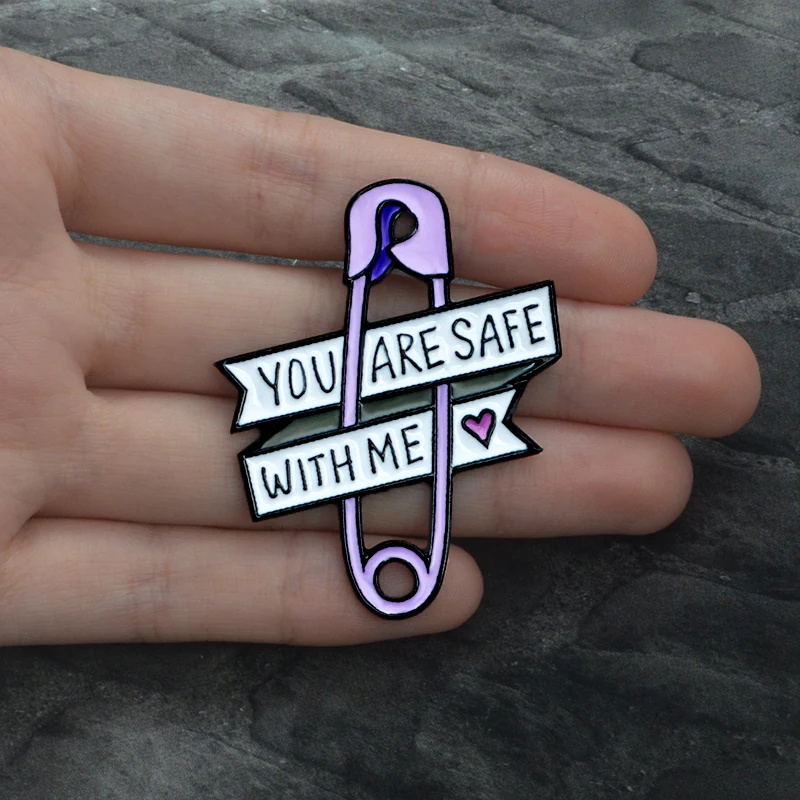 

Purple paper clip enamel pin little heart Brooch Gift icon Badge Denim Jeans Lapel pin Clothes cap bag Creative gift girl kids