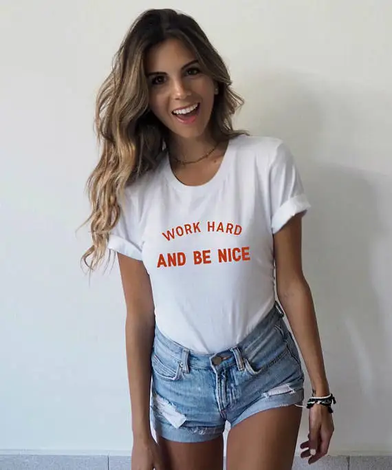 Работайте и Be Nice футболка Эстетическая одежда упорно работать быть Вид девушка