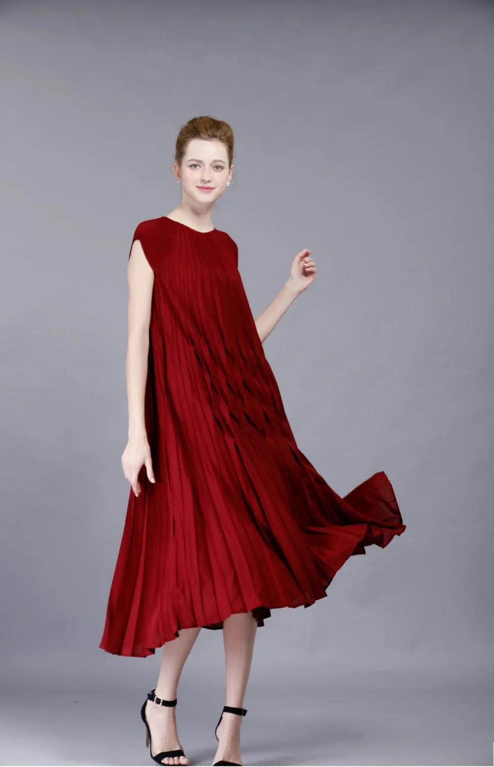 Платье свободного покроя со складками с короткими рукавами | Женская одежда