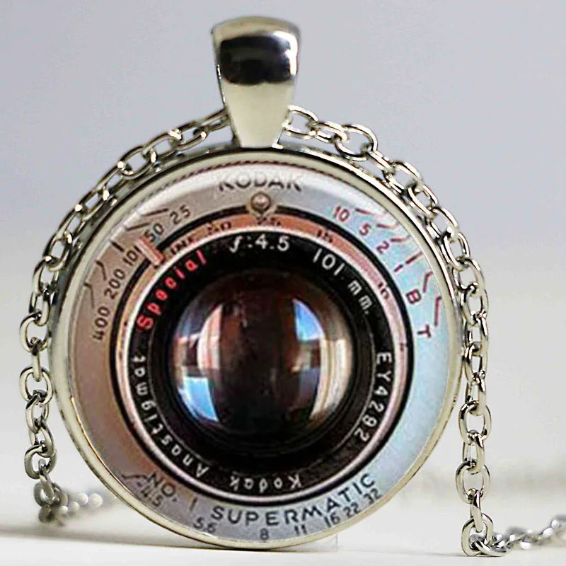 Ожерелье с подвеской в виде камеры линзой серебристого цвета | Украшения и