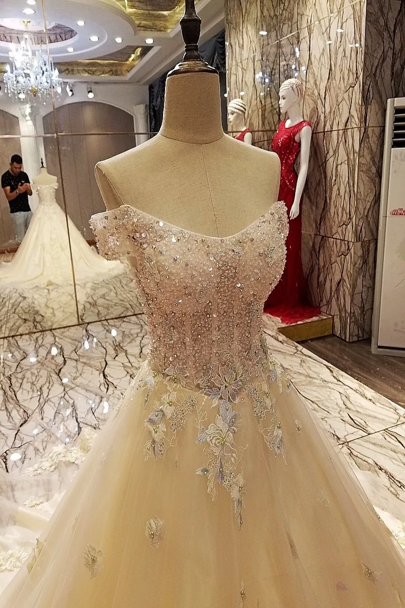 Новое поступление 2017 бальное платье без бретелек с рюшами и аппликацией из