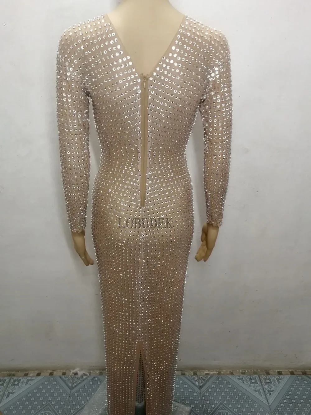 Длинное платье с блестящими кристаллами Стразы облегающее со шлейфом