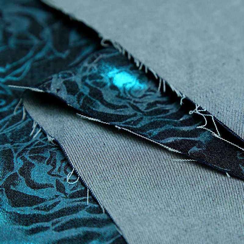 Высококачественная эластичная джинсовая ткань с покрытием в виде синей розы и