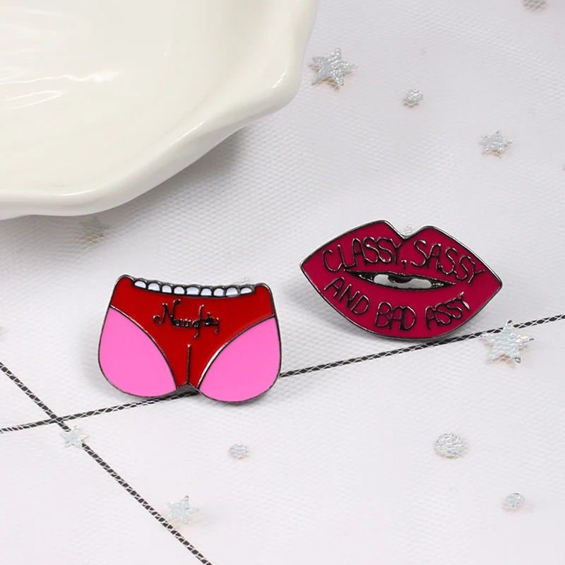 Брошь в виде комического сердца разноцветный Забавный кубик эмалированная