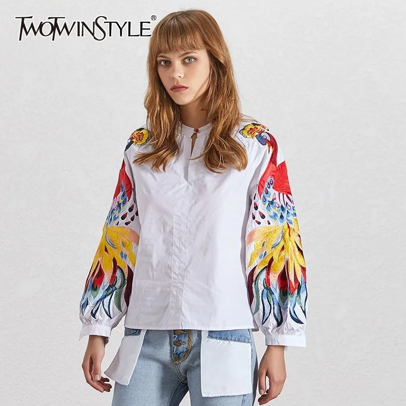 Женская блузка с вышивкой TWOTWINSTYLE летняя круглым вырезом и рукавами-фонариками