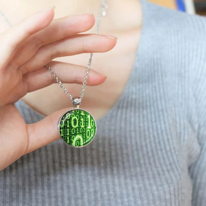 Ожерелье в ретро стиле с кулоном виде стеклянного купола двоичным кодом и