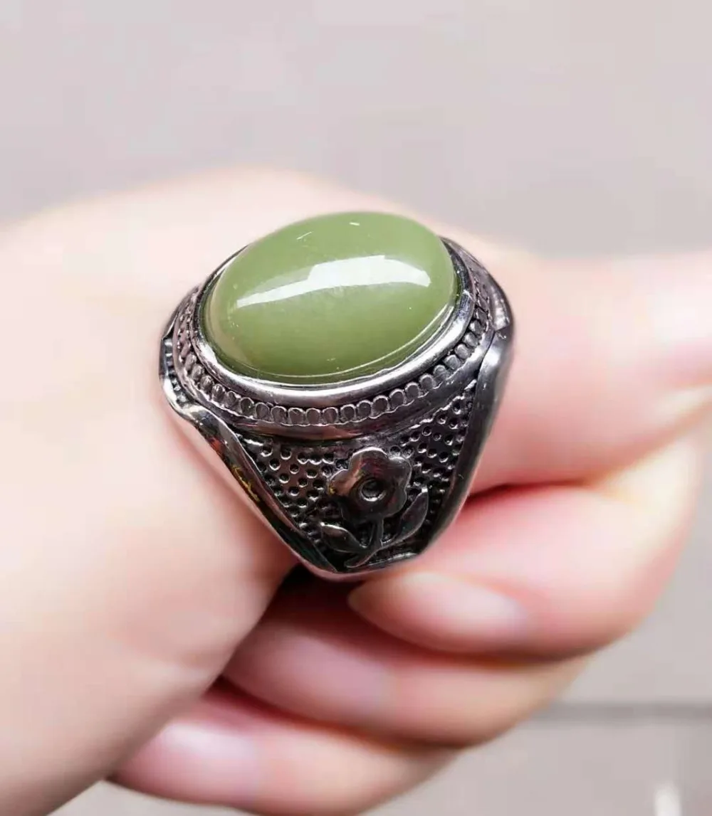 Красиво инкрустированное кольцо с флуоресцентным камнем