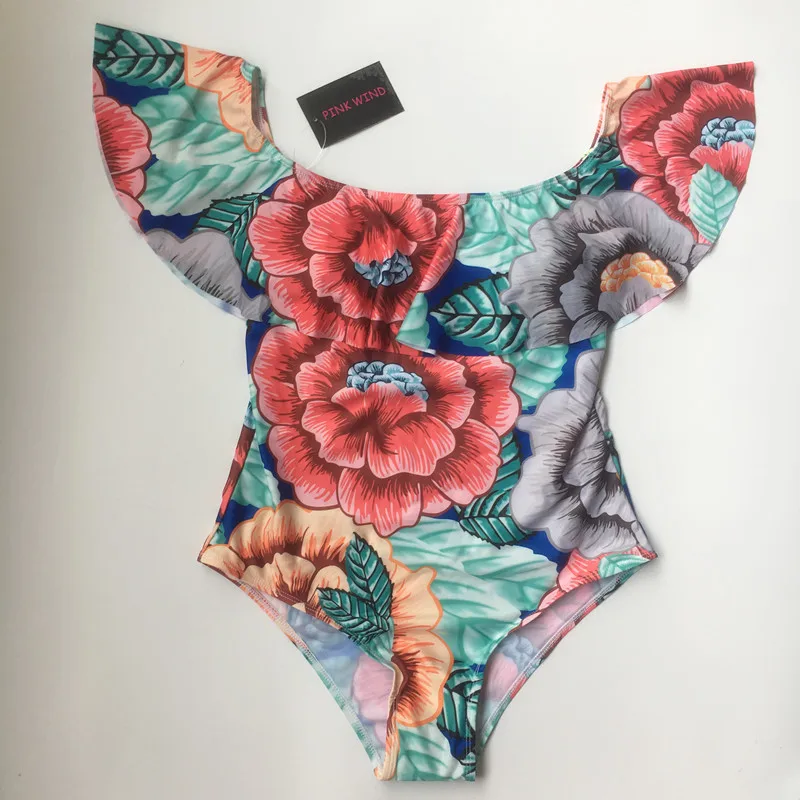 Женский слитный купальник с оборками розовый открытыми плечами и красными