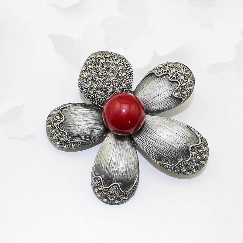 Модная трендовая брошь в виде лепестка цветка из натурального красного камня со