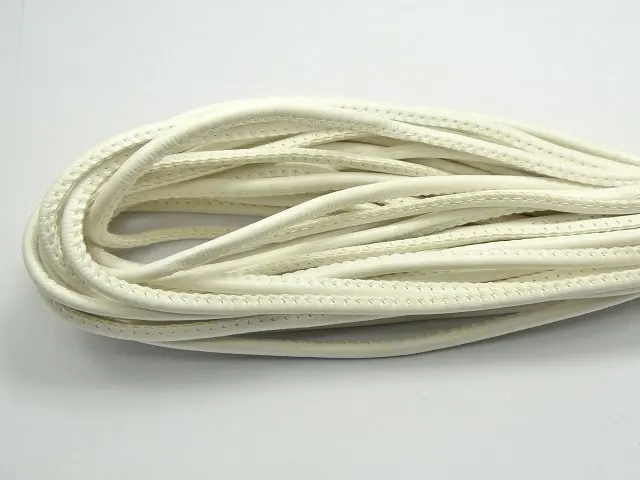 Белый прошитый круглый шнур из мягкой синтетической кожи 6 метров 5 мм