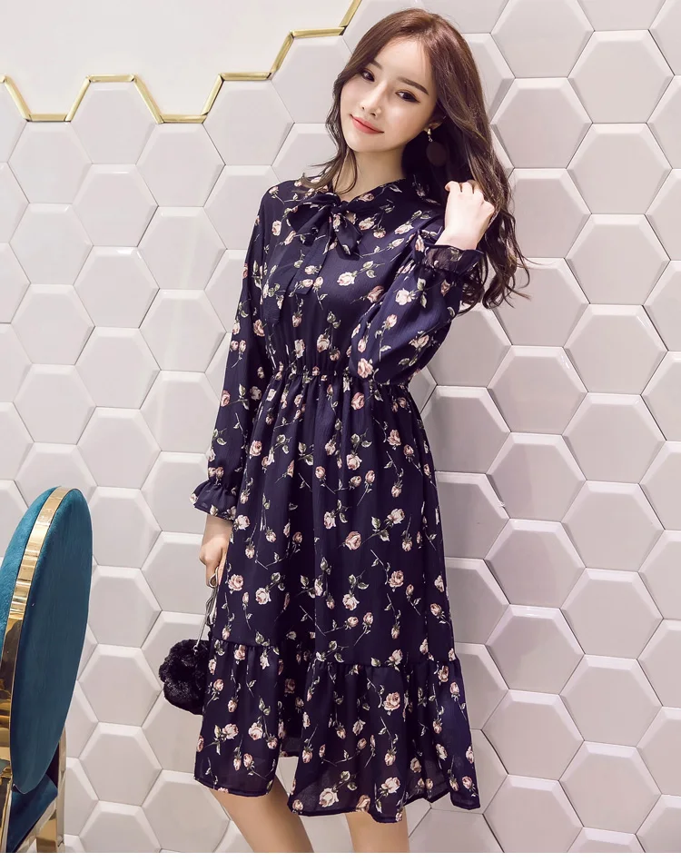 Шифоновое приталенное платье с цветочным принтом длинным рукавом фонариком и