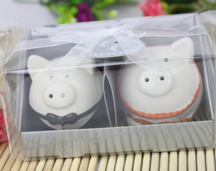 Оранжевого и белого цвета с изображением свинки в виде жениха невесты Солонка