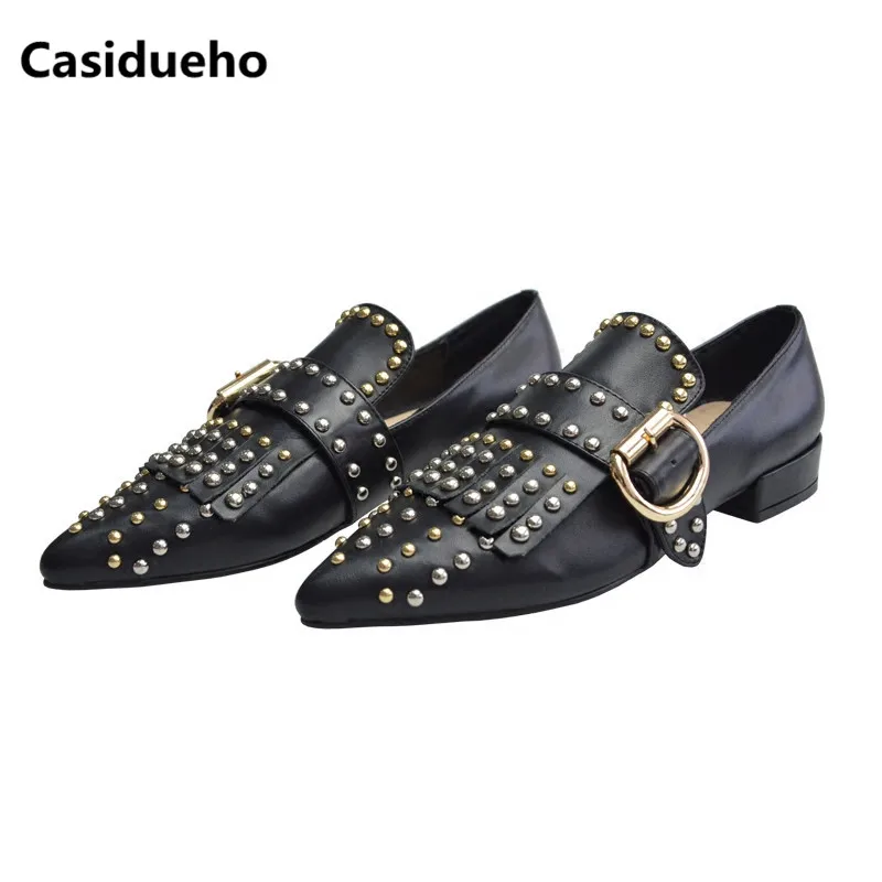 Casidueho Шипованная Мокасины бахромой обувь с пряжкой женские острым носом для