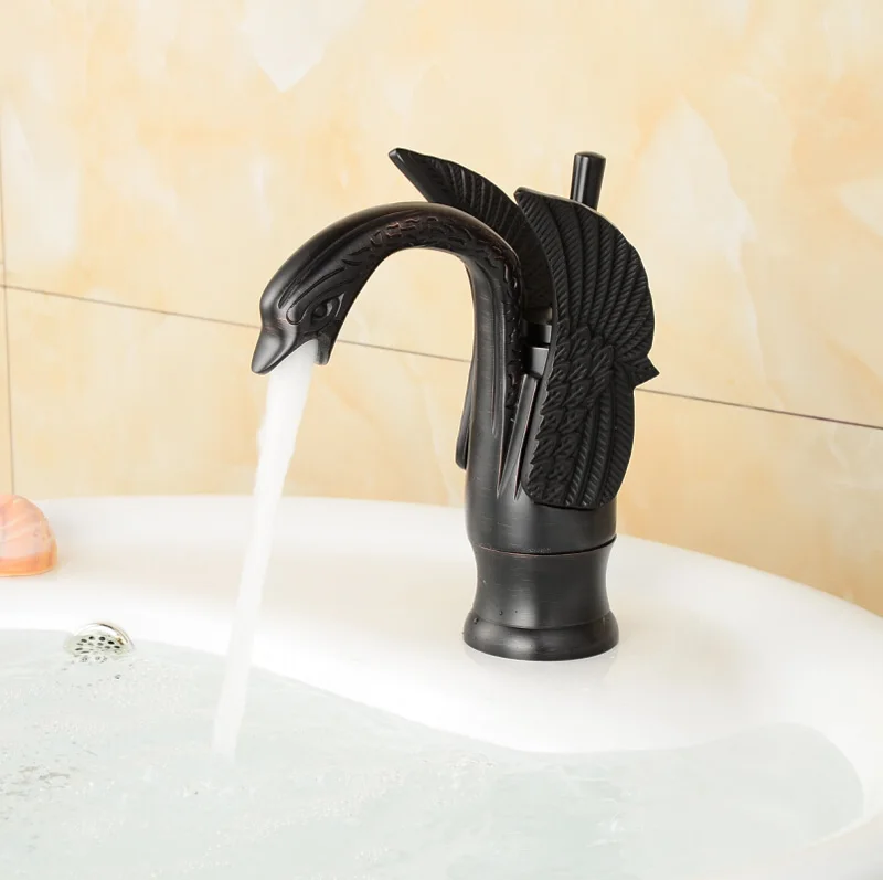 Масло втирают бронзовый лебедь бассейна раковиной кран палуба гора одно