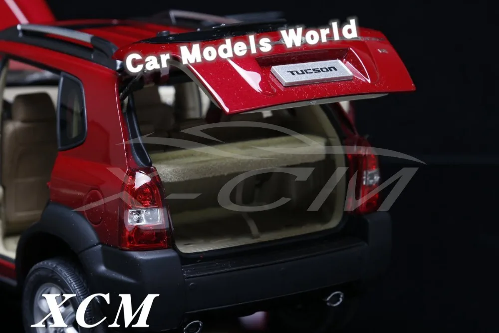 Модель литая автомобиля для старого внедорожника Tucson 1:18 (красный) сломанная