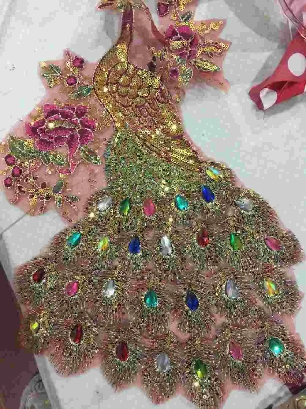 Аппликация в виде павлина из искусственных бриллиантов 30 х43 см | Дом и сад